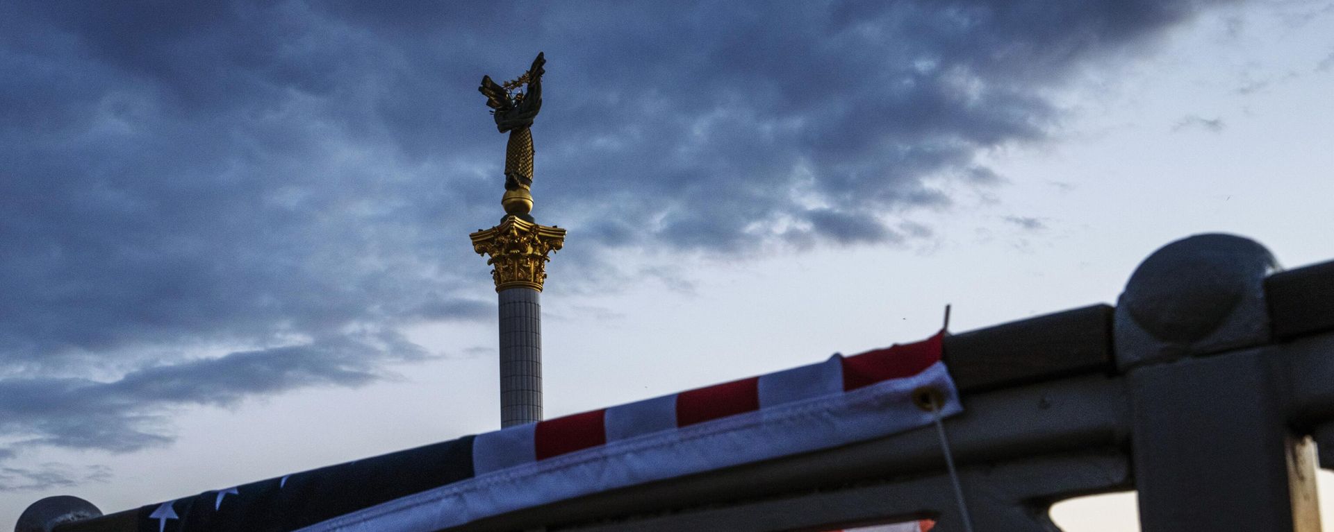 A US flag hangs over a bridge overlooking The Independence Monument, in Kiev's Maidan Square, Ukraine, June 25, 2022. A US flag hangs over a bridge overlooking The Independence Monument, in Kiev's Maidan Square, Ukraine, June 25, 2022. - Sputnik International, 1920, 24.11.2025