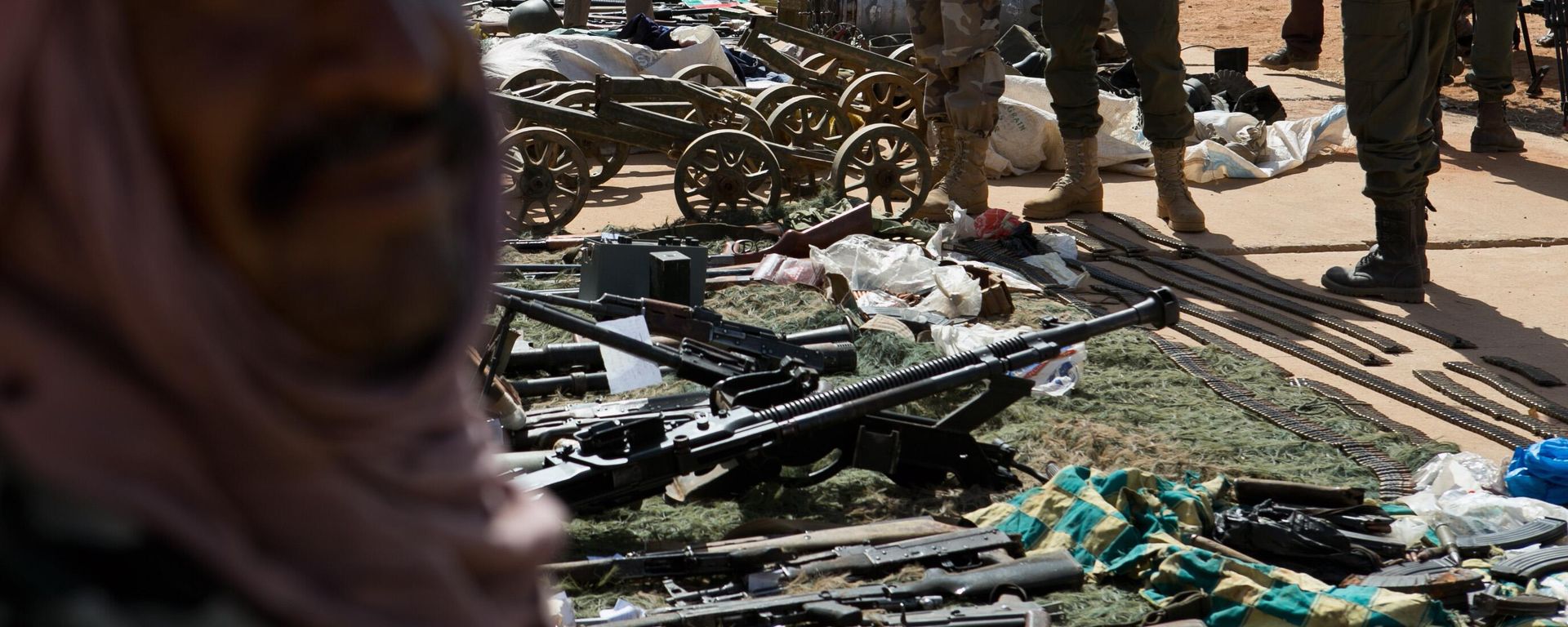 Malian soldiers look on as weapons, munitions, and other paraphernalia seized from radical Islamist militants are displayed at the French army base in Gao, Mali, Sunday, Feb. 24, 2013 - Sputnik International, 1920, 28.06.2025