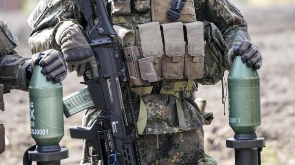 German soldiers stand with guns and bazookas at the army base Field Marshal Rommel Barracks in Augustdorf, Germany, Wednesday, March 30, 2022.  - Sputnik International