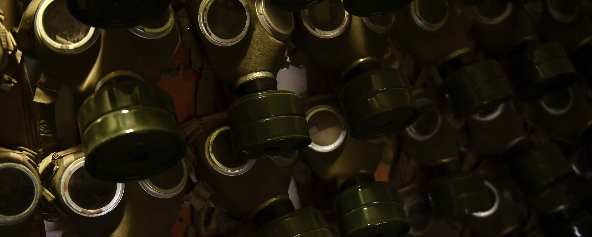 FILE - Gas masks hang on the wall at the Rock Nuclear Bunker Museum in Budapest, Hungary. - Sputnik International, 1920, 22.03.2025