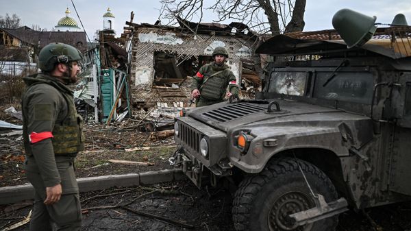 Russian soldiers inspect damaged Humvee left behind in Sudzha. March 16, 2025. - Sputnik International