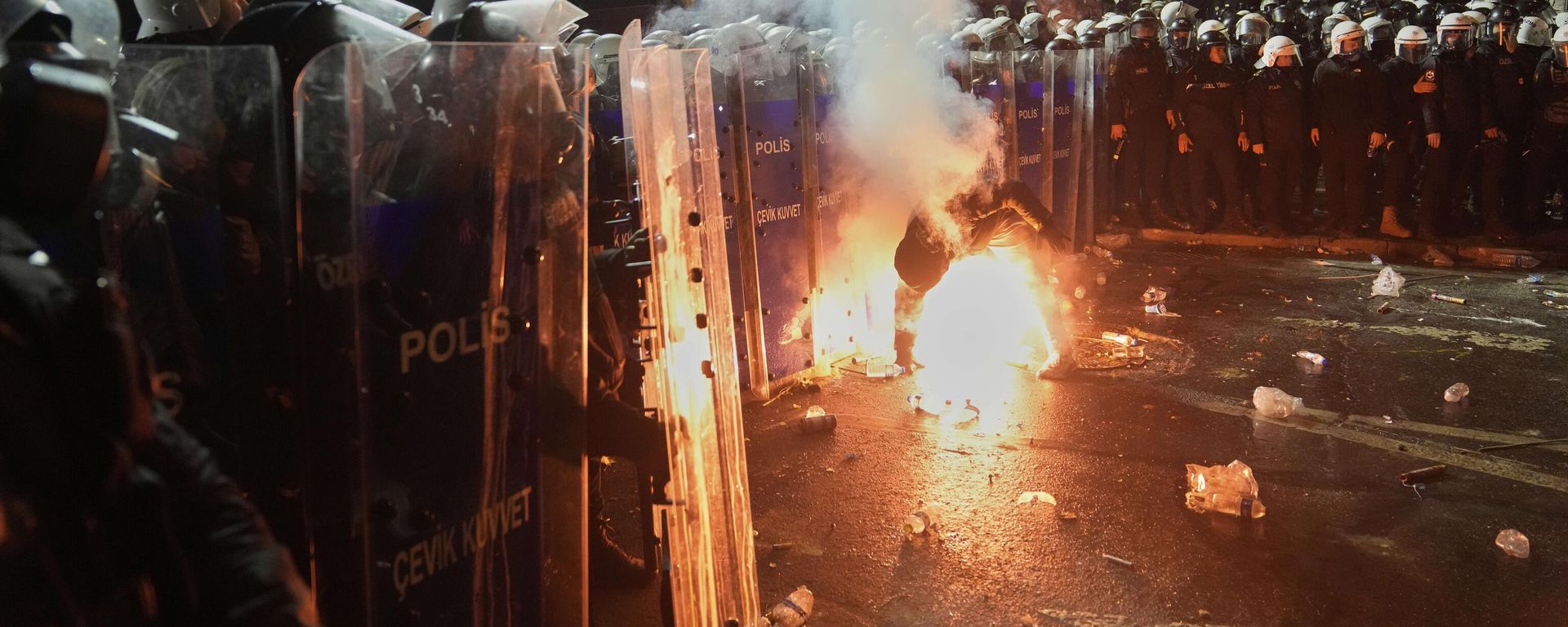 A protester holds a flare next to riot police officers during a protest against the arrest of Istanbul Mayor Ekrem Imamoglu, in Istanbul, Turkey, Saturday, March 22, 2025 - Sputnik International, 1920, 23.03.2025