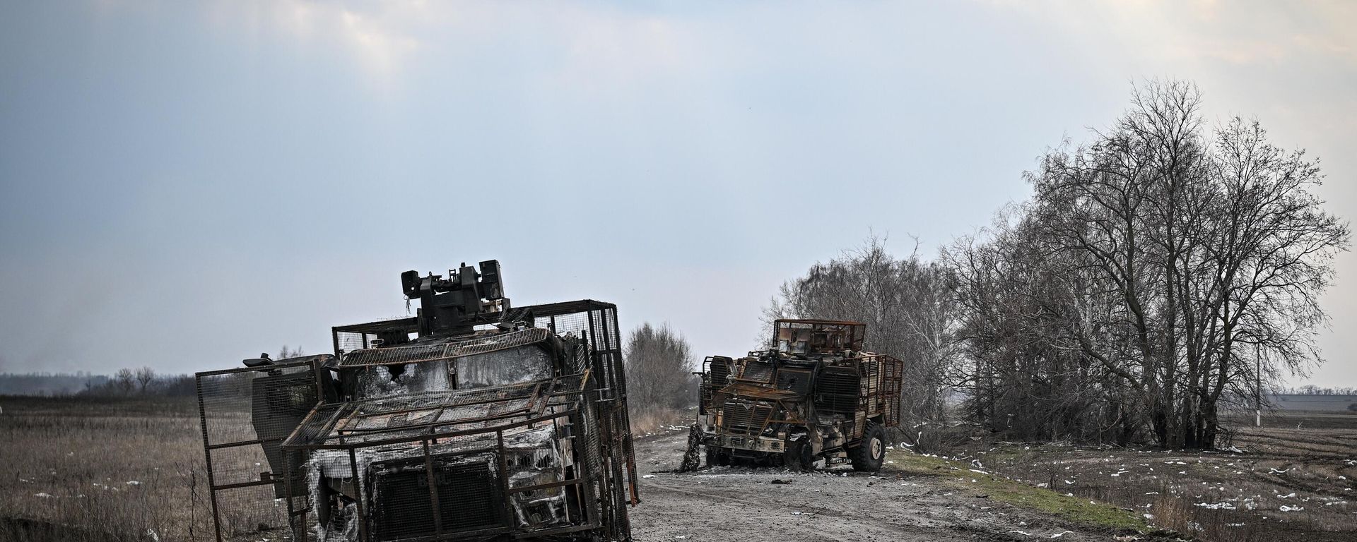 Destroyed column of Ukrainian MaxxPro armored vehicles litter a road outside Sudzha, Kursk region, Russia. March 22, 2025. - Sputnik International, 1920, 02.04.2025