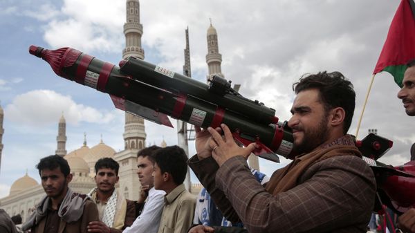 A Houthi supporter holds a mock missile during a protest marking Jerusalem Day in support of Palestinians in the Gaza Strip, in Sanaa, Yemen, April 5, 2024 - Sputnik International
