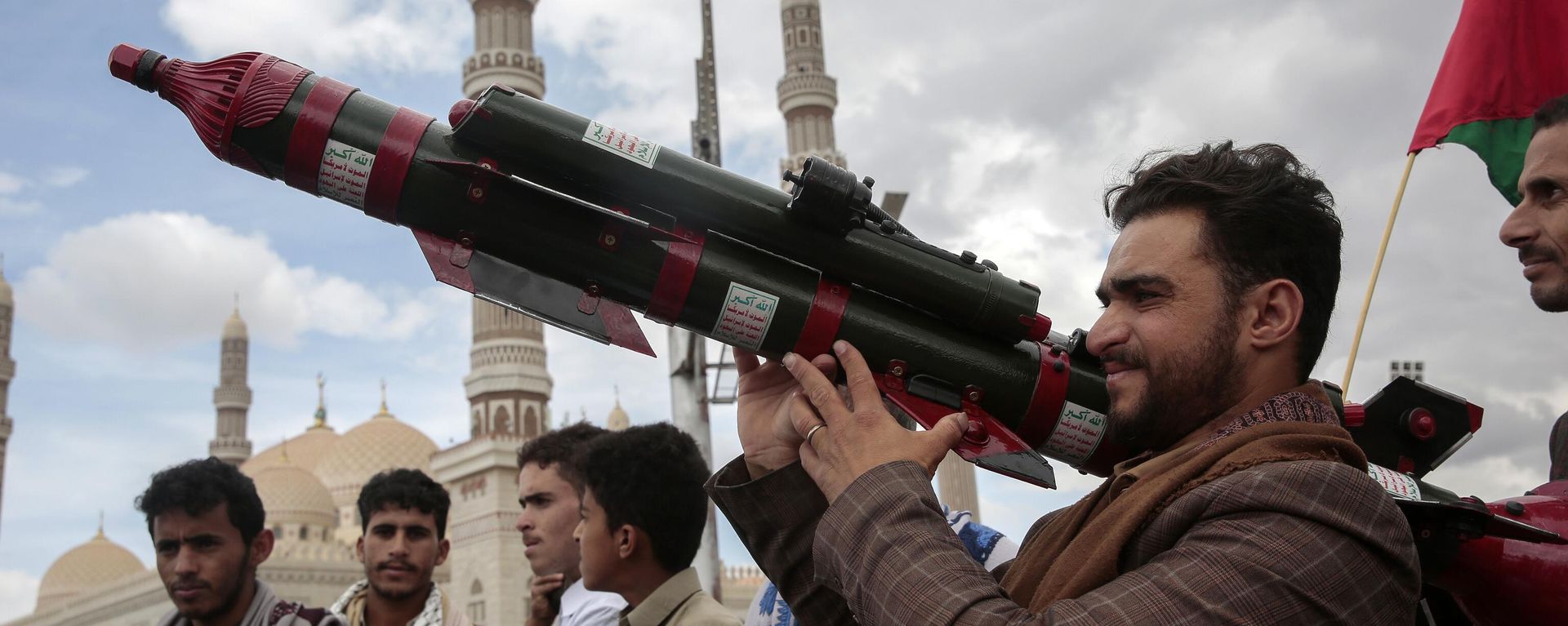 A Houthi supporter holds a mock missile during a protest marking Jerusalem Day in support of Palestinians in the Gaza Strip, in Sanaa, Yemen, April 5, 2024 - Sputnik International, 1920, 16.09.2026