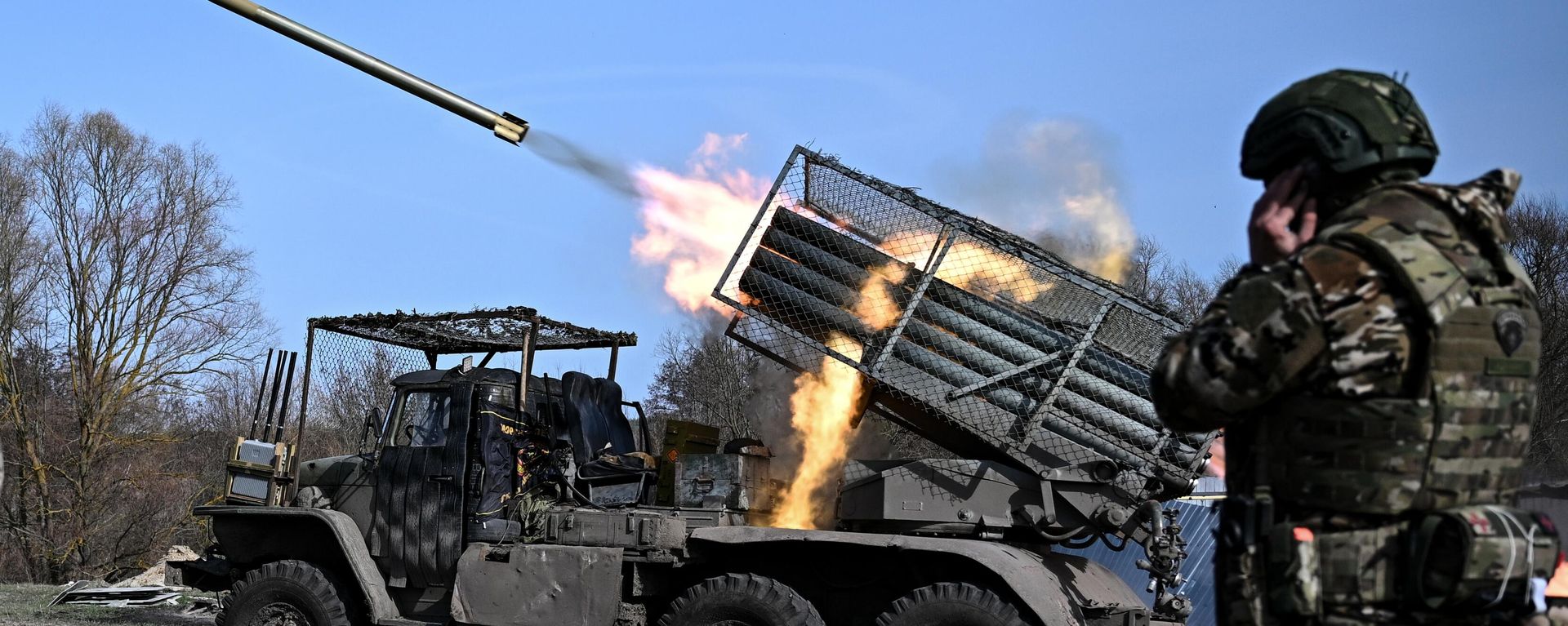 Russian servicemen fire a BM-21 Grad multiple rocket launcher towards Ukrainian positions amid Russia's military operation in Ukraine, in Kursk region, Russia. - Sputnik International, 1920, 06.07.2025