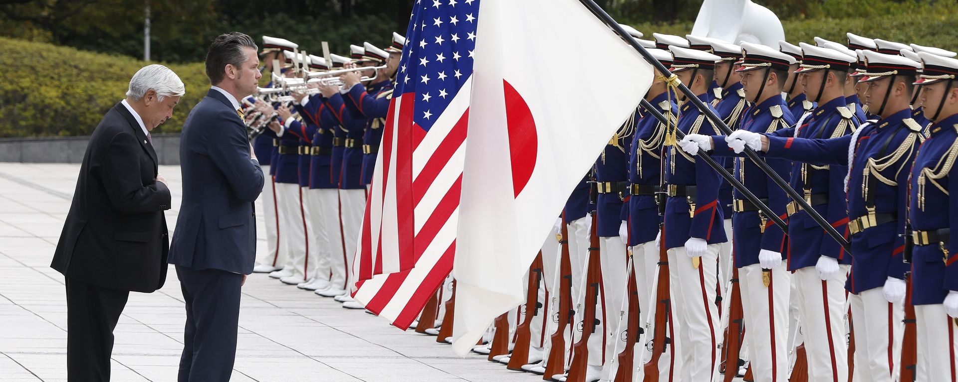 Japan's Defense Minister Gen Nakatani, left, and US Defense Secretary Pete Hegseth review an honor guard during a welcome ceremony at the Ministry of Defense in Tokyo Sunday, March 30, 2025. - Sputnik International, 1920, 30.03.2025