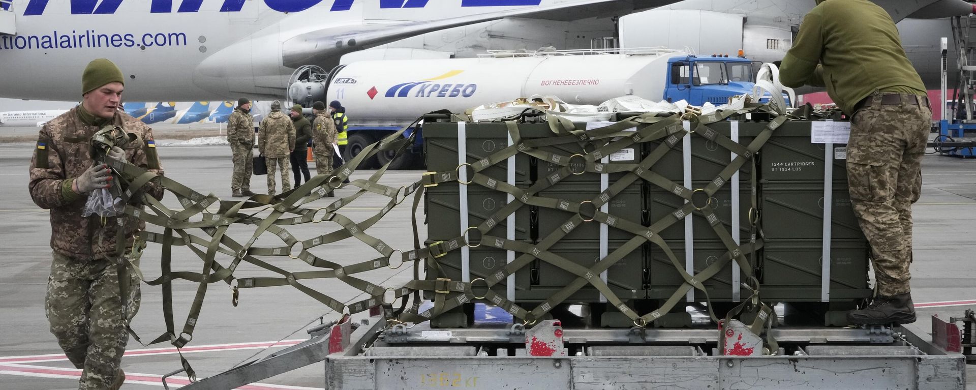 Ukrainian servicemen unpack shipment of military aid delivered as part of the United States of America's security assistance to Ukraine, on Feb. 11, 2022. - Sputnik International, 1920, 20.06.2025