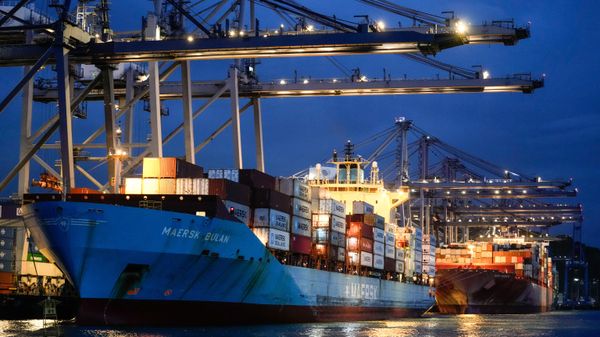 Cranes load a cargo ship at the Panama Canal's Balboa Port in Panama City, Sept. 9, 2024. - Sputnik International