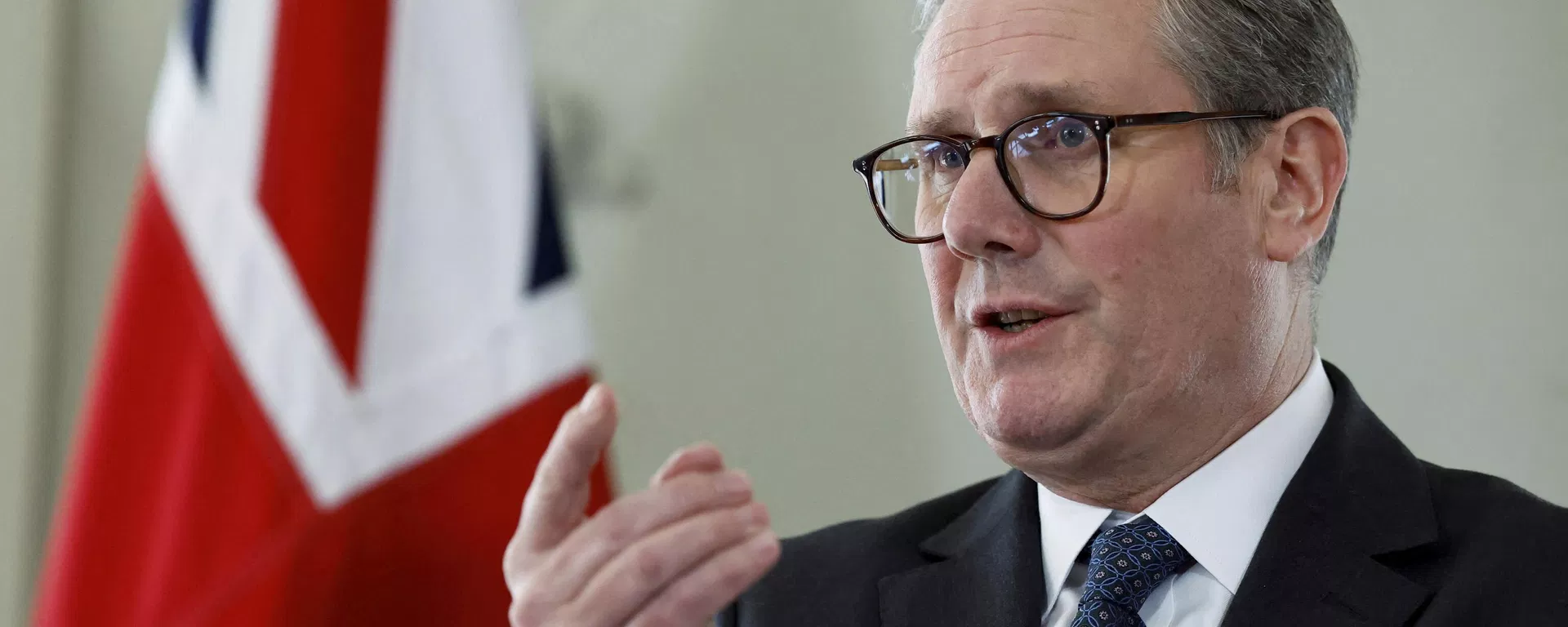 Britain's Prime Minister Keir Starmer attends a press conference at the UK Ambassador's Residence in Paris, after a meeting with European leaders on strengthening support for Ukraine in Paris, Thursday, March 27, 2025. - Sputnik International, 1920, 09.01.2026