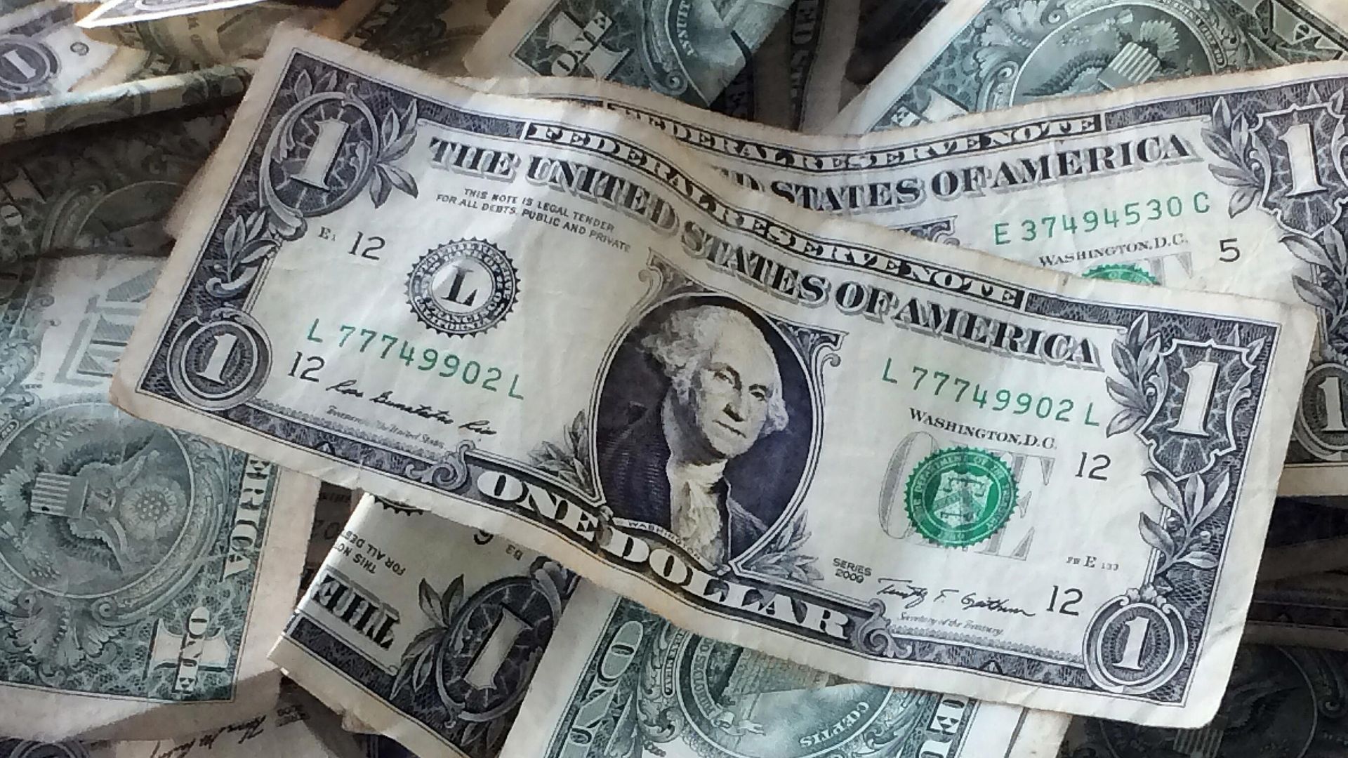 This Oct. 24, 2016 file photo shows dollar bills in New York - Sputnik International, 1920, 02.10.2026