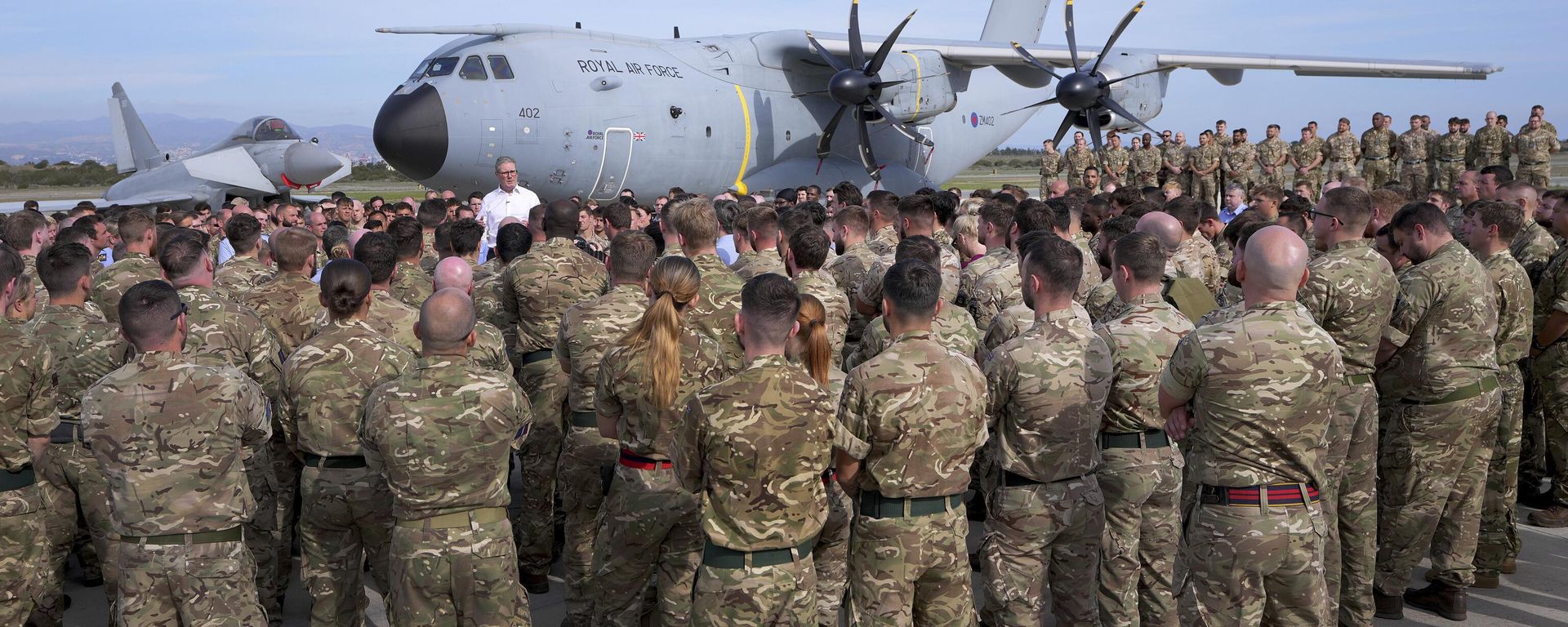 Britain's Prime Minister Keir Starmer speaks to soldiers at the RAF base in Akrotiri, Cyprus, on Dec. 10, 2024. - Sputnik International, 1920, 06.04.2025