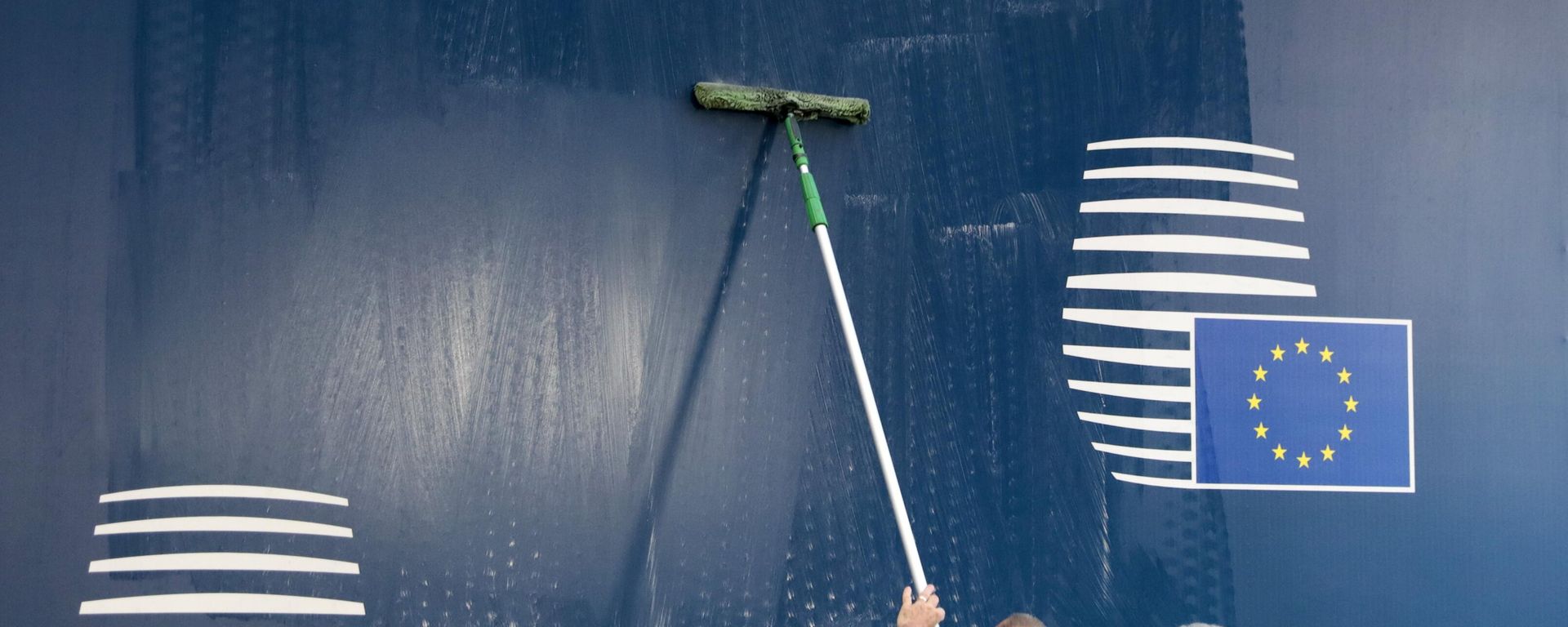Workers clean a panel with the EU logo during arrivals for an EU summit at the Europa building in Brussels, Friday, June 21, 2019.  - Sputnik International, 1920, 02.10.2026