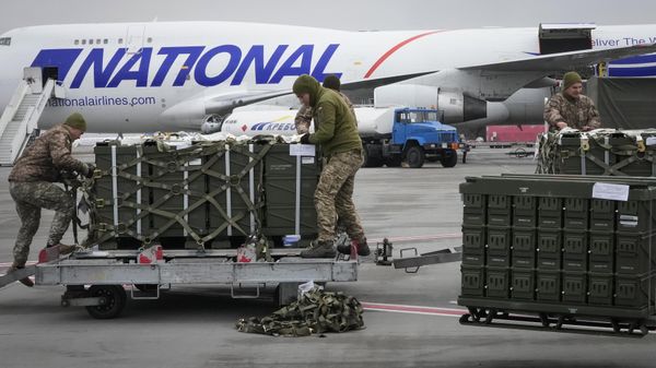 Ukrainian servicemen unpack shipment of military aid delivered as part of the United States of America's security assistance to Ukraine, at the Boryspil airport, outside Kiev, Ukraine, Friday, Feb. 11, 2022.  - Sputnik International