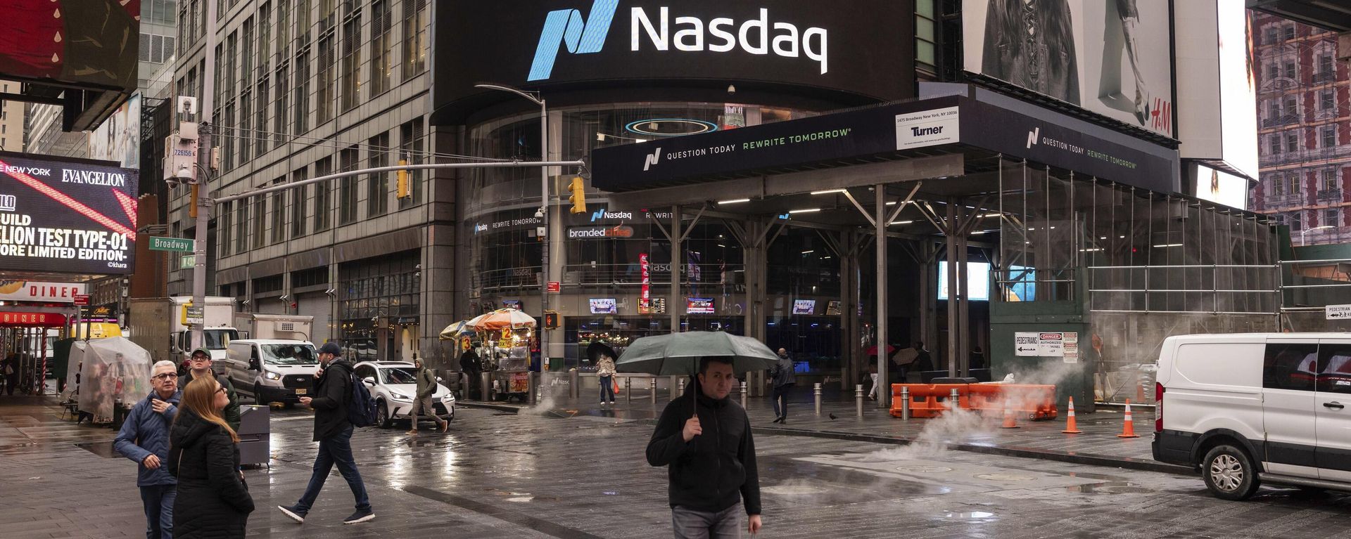 A general view shows the Nasdaq MarketSite, Monday, April 7, 2025, in New York.  - Sputnik International, 1920, 08.04.2025