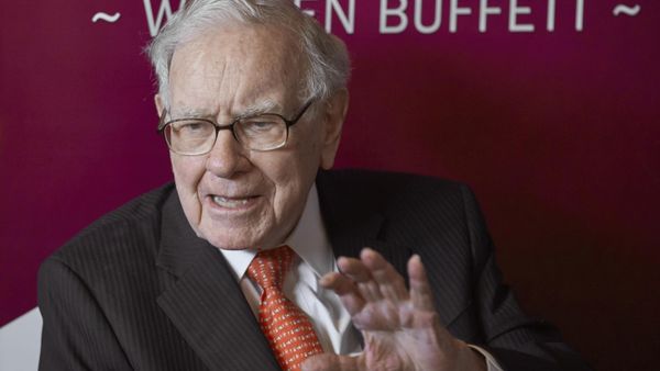 FILE - Warren Buffett, Chairman and CEO of Berkshire Hathaway, speaks during a game of bridge after the annual Berkshire Hathaway shareholders meeting in Omaha. - Sputnik International