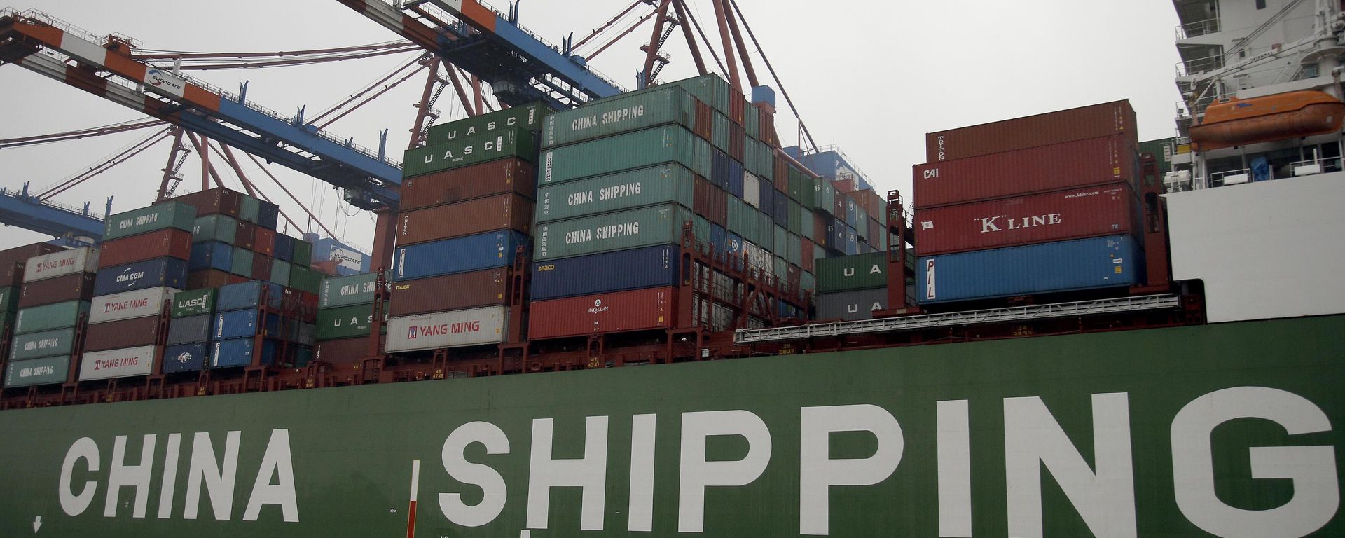 Containers are pictured on board of the 'Star' vessel of the China Shipping Container Lines shipping company at the harbour in Hamburg, Germany. - Sputnik International, 1920, 09.06.2026