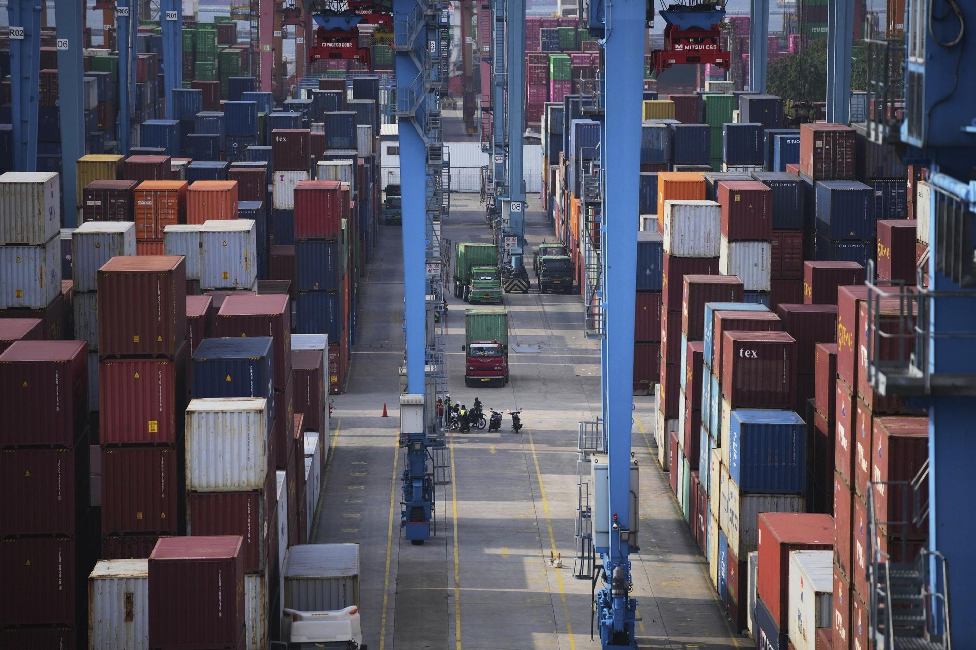 Containers are stacked at IPC Container Terminal at Tanjung Priok Port in Jakarta, Indonesia, Wednesday, April 9, 2025.  - Sputnik International, 1920, 22.12.2025