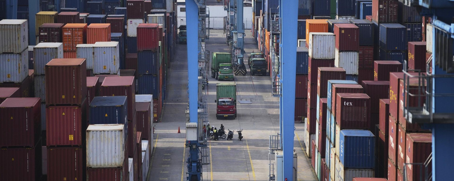 Containers are stacked at IPC Container Terminal at Tanjung Priok Port in Jakarta, Indonesia, Wednesday, April 9, 2025.  - Sputnik International, 1920, 09.04.2025