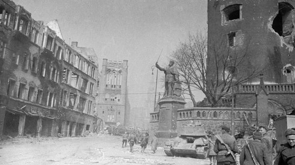Koenigsberg, Eastern Prussia, one day after the surrender of the strategic Baltic Sea stronghold's garrison on April 9, 1945. Image shows Red Army soldiers at the monument to Kaiser Wilhelm  outside the ruins of Koenigsberg Castle. - Sputnik International