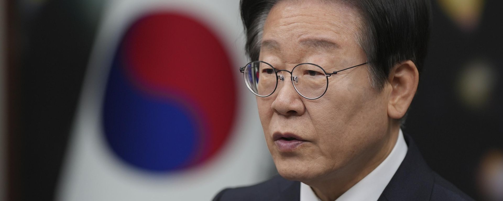 South Korea's Lee Jae-myung speaks during a press conference on removal of President Yoon Suk Yeol from office, at the party office at the National Assembly building in Seoul, South Korea, Sunday, Dec. 15, 2024.  - Sputnik International, 1920, 20.08.2026