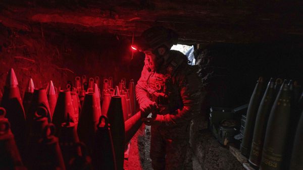 A Ukrainian serviceman of the 148th artillery brigade prepares 155mm artillery shells for a M777 howitzer before firing towards Russian positions in Donetsk region, Jan. 26, 2025. - Sputnik International