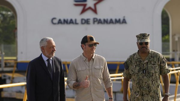 Panama Canal Authority Administrator Ricaurte Vasquez, left, U.S. Defense Secretary Pete Hegseth, center, and Southcom Commander Navy Adm. Alvin Holsey pose for a photo during a tour of the Panama Canal's Miraflores Locks, in Panama City, Tuesday, April 8, 2025. - Sputnik International