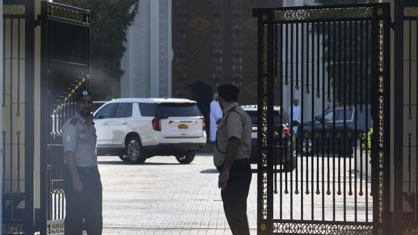 Omani security personnel watch a convoy believed to be carrying U.S. Mideast envoy Steve Witkoff in Muscat, Oman, Saturday, April 12, 2025.  - Sputnik International