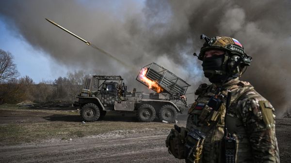 Russian servicemen of the 40th Separate Guards Naval Infantry Brigade of the Sever Battlegroup fire a BM-21 Grad multiple rocket launcher towards Ukrainian positions - Sputnik International