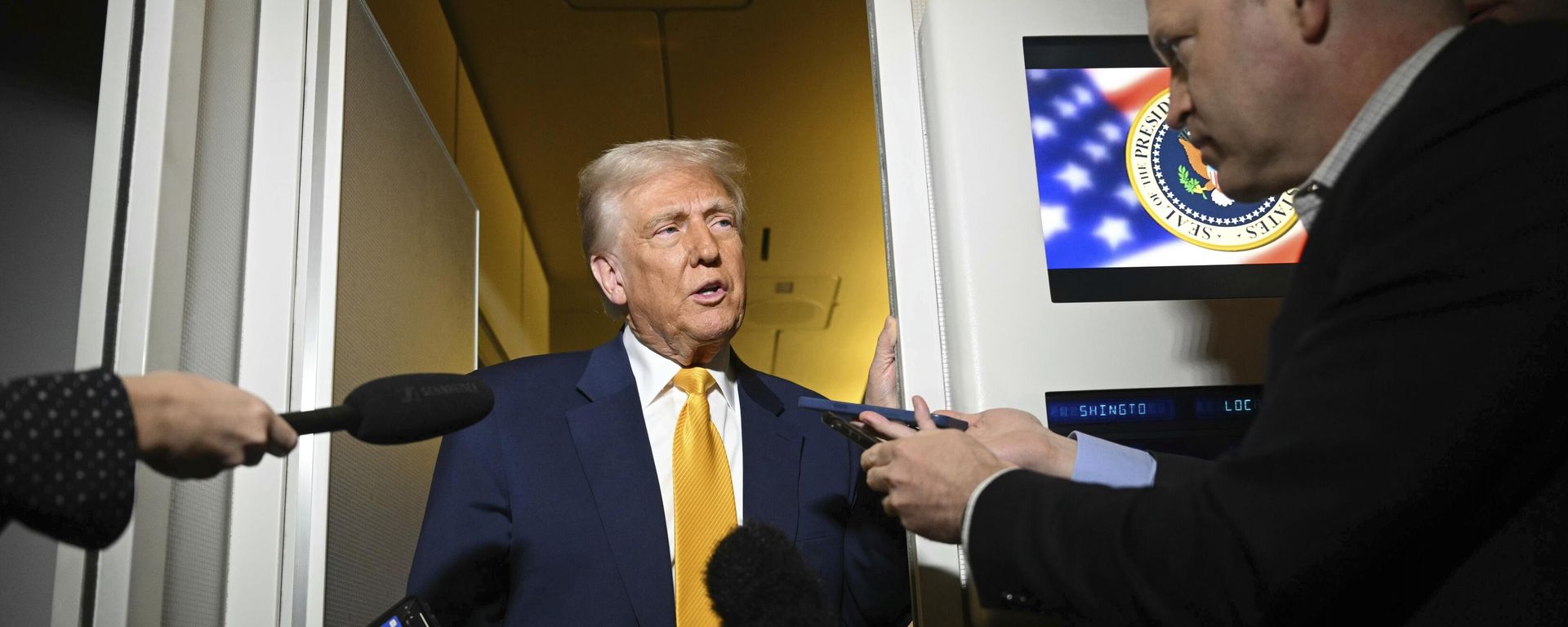 President Donald Trump speaks to the reporters on board Air Force One on the way to Miami, Saturday, April 12, 2025 - Sputnik International, 1920, 26.04.2025