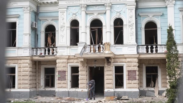 A man cleans a street from broken glass of a building damaged by a Russian missile strike on Sumy, Ukraine, Sunday, April 13, 2025. - Sputnik International
