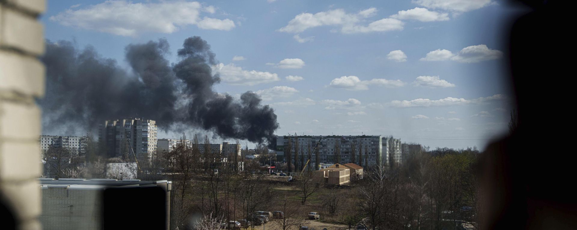 Smoke rises from an explosion following a Russian drone strike on Sumy, Ukraine, Monday, April 14, 2025. - Sputnik International, 1920, 14.04.2025