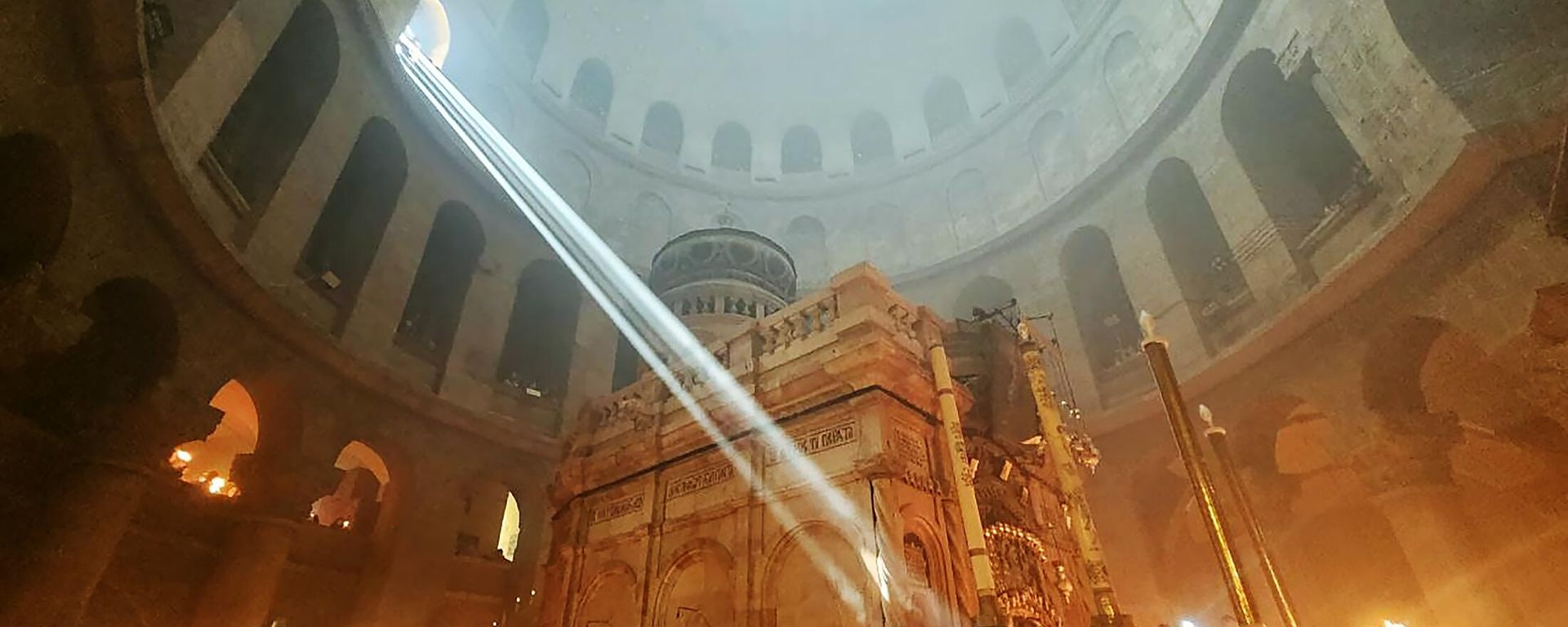 Believers with candles and lamps lit by the Holy Fire in the Cathedral of the Holy Sepulchre in Jerusalem.  - Sputnik International, 1920, 19.04.2025