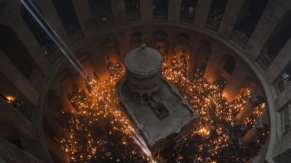 Christian pilgrims hold candles during the Holy Fire ceremony, a day before Easter, at the Church of the Holy Sepulcher, where many Christians believe Jesus was crucified, buried and resurrected, in Jerusalem's Old City. File photo. - Sputnik International