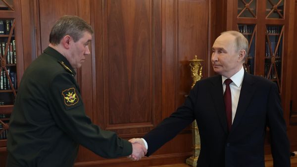 President Putin and General Valery Gerasimov, Chief of the General Staff of the Russian Armed Forces, April 19, 2025 - Sputnik International