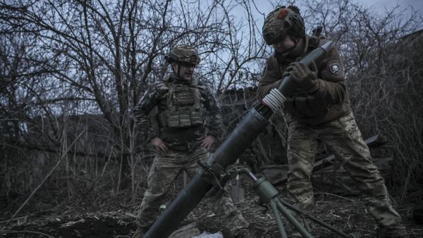 In this photo taken on March 16, 2025 and provided by Ukraine's 24th Mechanized Brigade press service, Ukrainian soldiers fire 120mm mortar towards Russian army positions near Chasiv Yar, Donetsk region, Ukraine, Sunday, March 16, 2025. - Sputnik International
