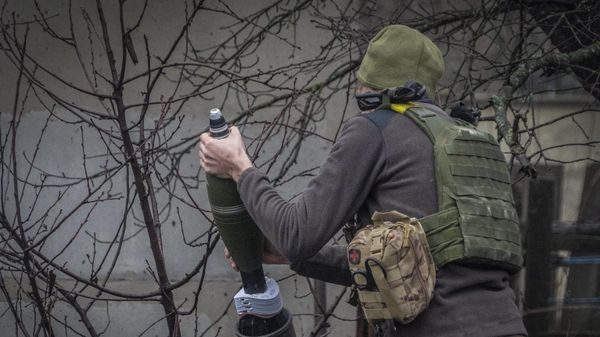 A Ukrainian serviceman of the 57th Mechanised Brigade fire 120mm mortar towards Russian positions near Kharkiv, Ukraine, Tuesday, Dec. 24, 2024.  - Sputnik International