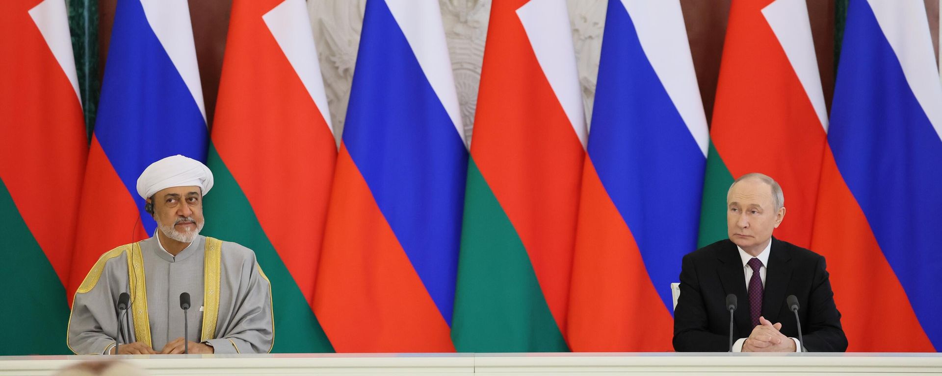 Vladimir Putin and Omani Sultan Haitham bin Tariq Al Said - Sputnik International, 1920, 22.04.2025