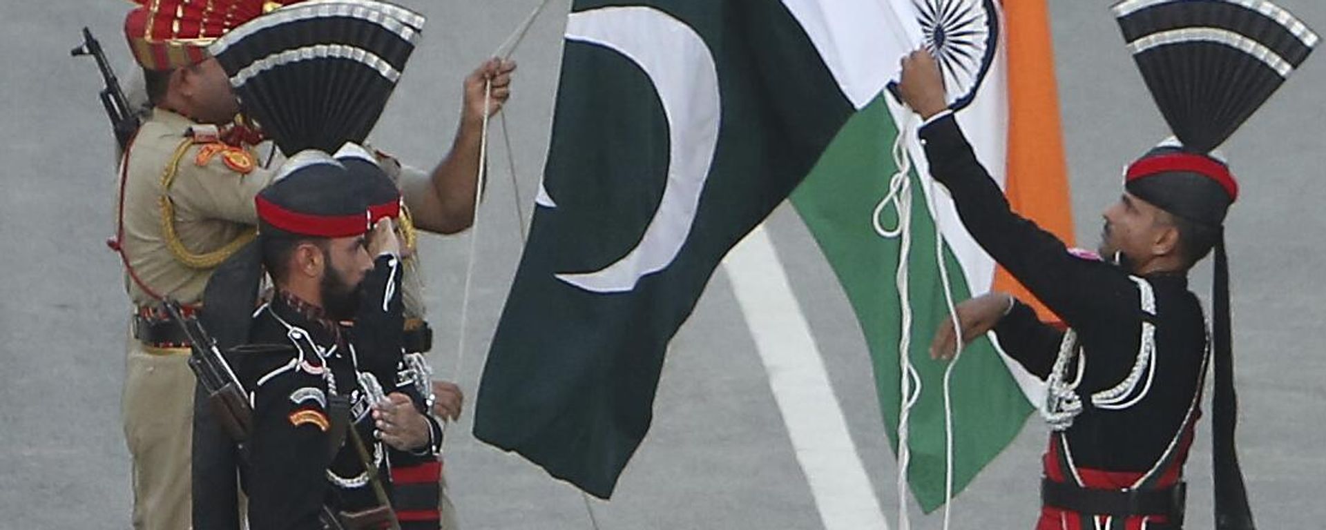 Pakistan Rangers soldiers in black uniform face Indian Border Security Force soldiers at a daily closing ceremony at Wagah border post. File photo. - Sputnik International, 1920, 24.04.2025