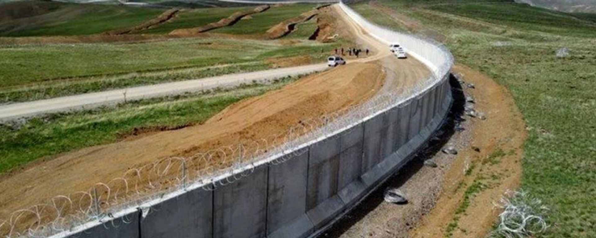 Section of border wall between Iran and Afghanistan. - Sputnik International, 1920, 24.04.2025