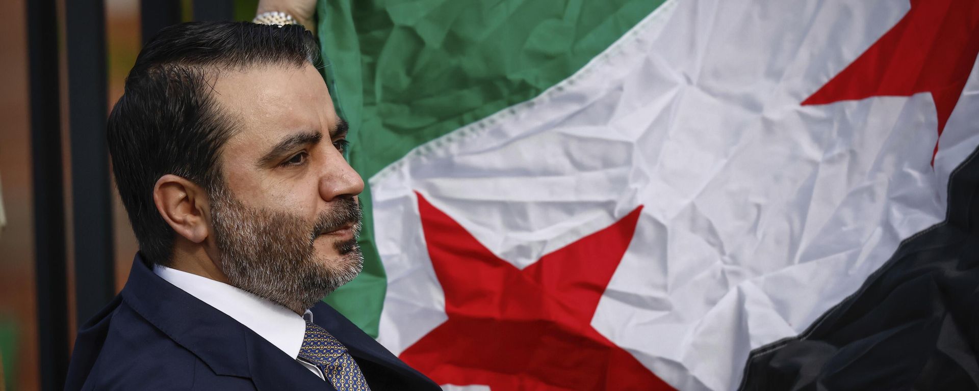 Syria's Foreign Minister Asaad Al-Shibani holds the Syrian Flag during a ceremony where the Syrian flag was added to the 100 flags flying in line at United Nations Headquarters on Friday, April 25, 2025.  - Sputnik International, 1920, 26.04.2025