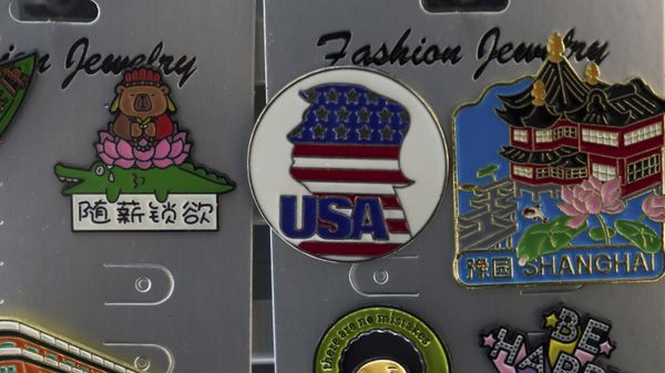 A pin with the silhouette depicting US President Donald Trump is seen displayed at the Yiwu International Trade Market in Yiwu, eastern China's Zhejiang province, Thursday, April 10, 2025. - Sputnik International