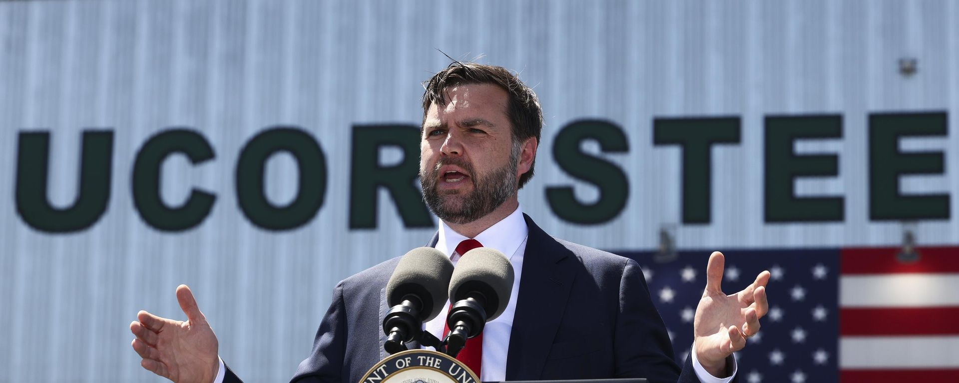 Vice President JD Vance speaks during a tour at Nucor Steel Berkeley in Huger, S.C., Thursday, May 1, 2025 - Sputnik International, 1920, 18.09.2025