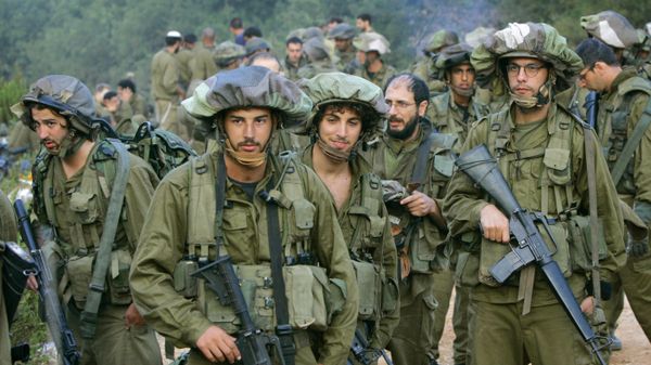 Israeli paratroopers gather near the border before advancing  inside southern Lebanon from Israel Saturday, Aug. 12, 2006 - Sputnik International