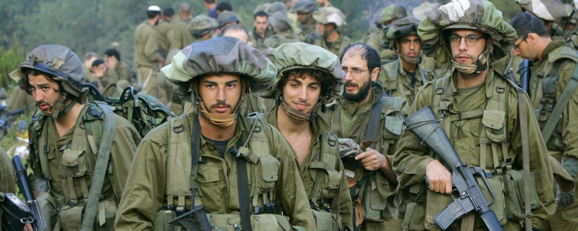 Israeli paratroopers gather near the border before advancing  inside southern Lebanon from Israel Saturday, Aug. 12, 2006 - Sputnik International, 1920, 04.05.2025