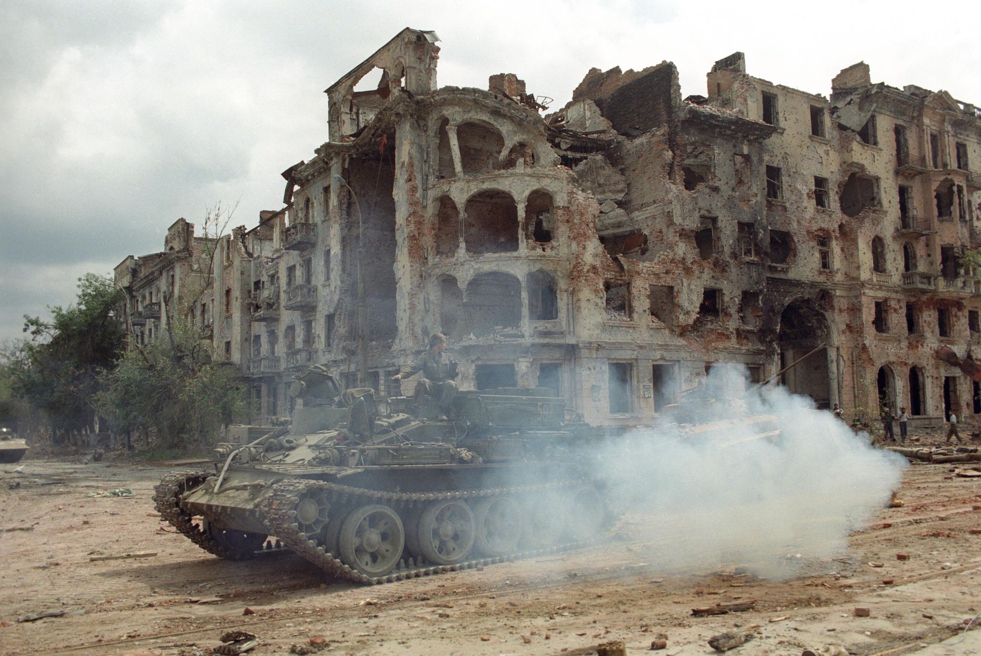 Military operations in Grozny, August 1996. Armored vehicles of the Russian Interior Troops near destroyed houses in the city center. - Sputnik International, 1920, 07.05.2025