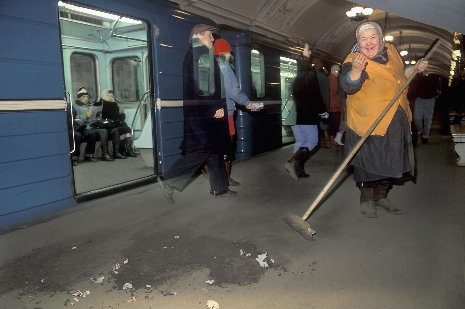 A worker of the Moscow Metro sweeps the platform of the Oktyabrskaya station. - Sputnik International, 1920, 07.05.2025