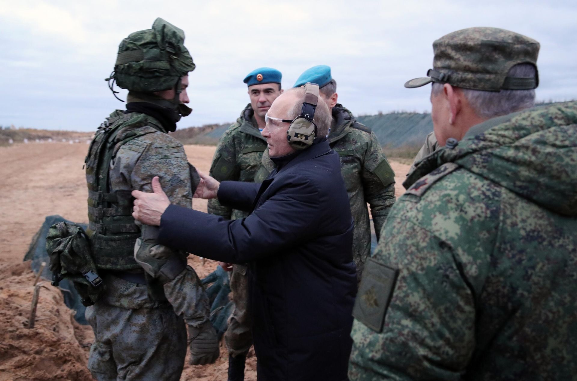 Supreme Commander-in-Chief, Russian President Vladimir Putin during a visit to a military training ground of the Western Military District in the Ryazan Region to inspect the progress of training of mobilized military personnel. - Sputnik International, 1920, 07.05.2025