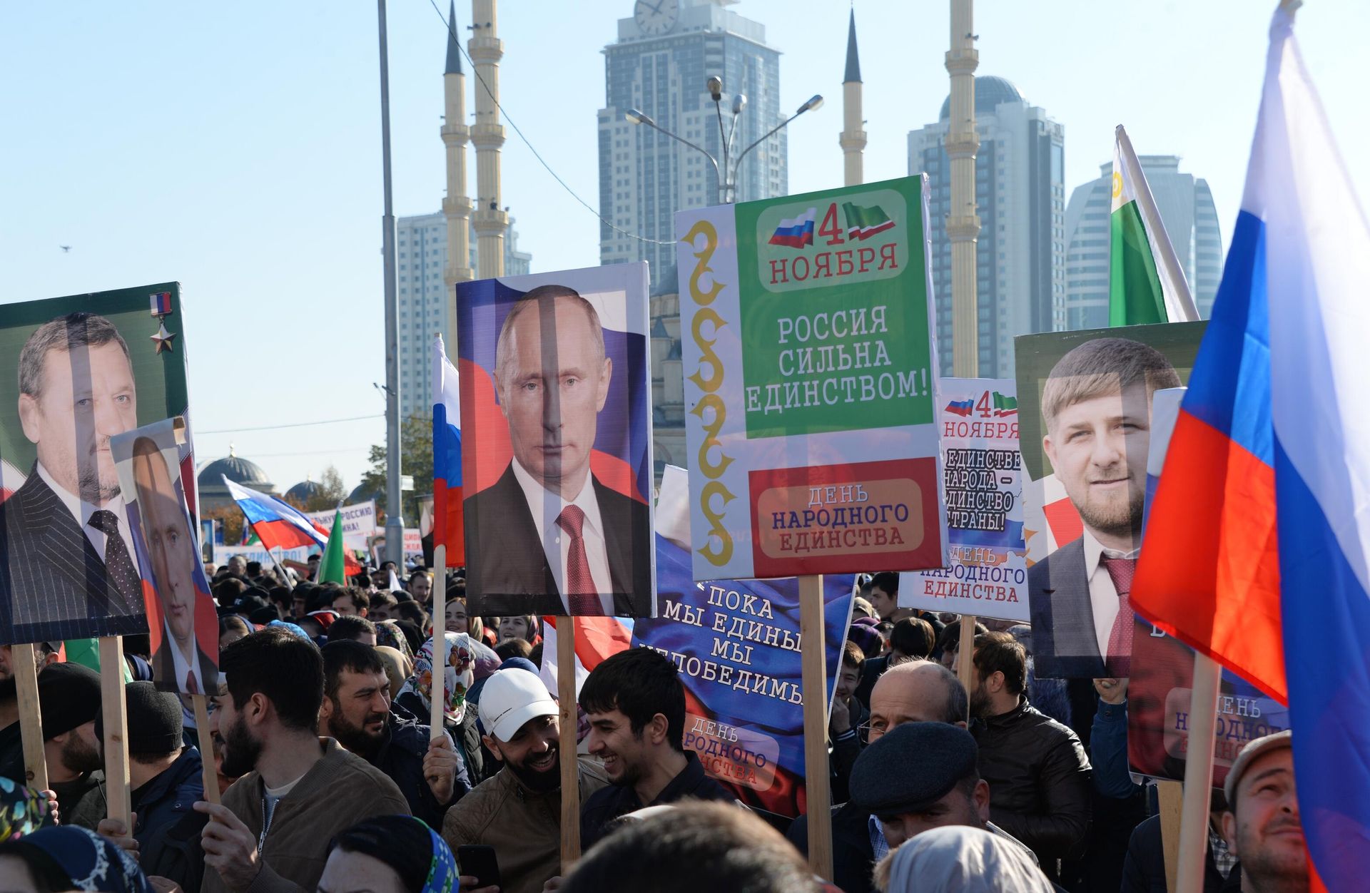 Participants in a rally in the center of Grozny dedicated to National Unity Day. - Sputnik International, 1920, 07.05.2025
