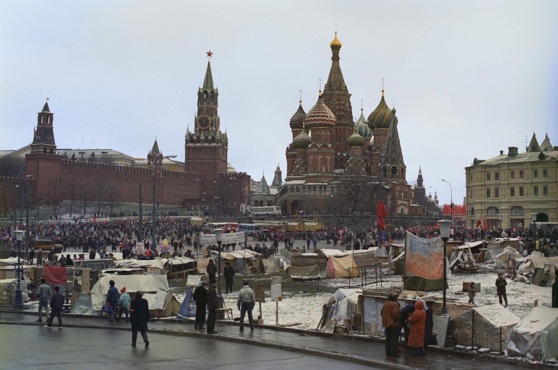 Tent city between Red Square and the Rossiya Hotel. People from different Russian cities came to the capital to ask for help and protection of their rights from deputies. November 7, 1990. - Sputnik International, 1920, 07.05.2025